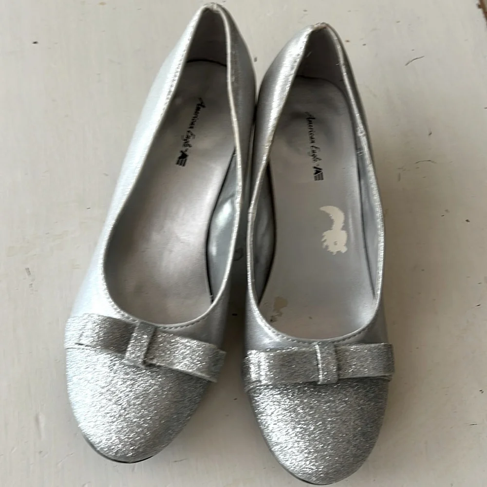 American Eagle Outfitters low heel silver/metallic bow girls shoes size 3.5